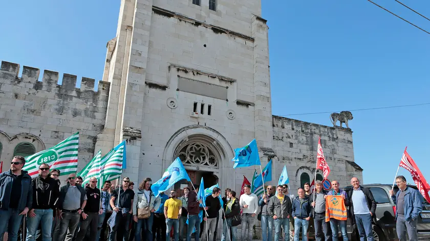 Silvano Trieste 2019-05-23 Torre del Lloyd, presidio lavoratori portuali e sindacati