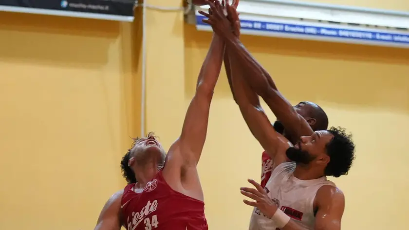 Una fase di gioco del match tra Pallacanestro Trieste e Reyer Venezia