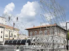 Il montaggio del palco in piazza della Repubblica Foto Bonaventura
