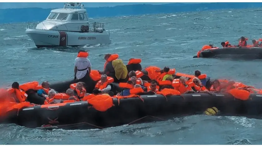 Una delle zattere con i passeggeri a bordo