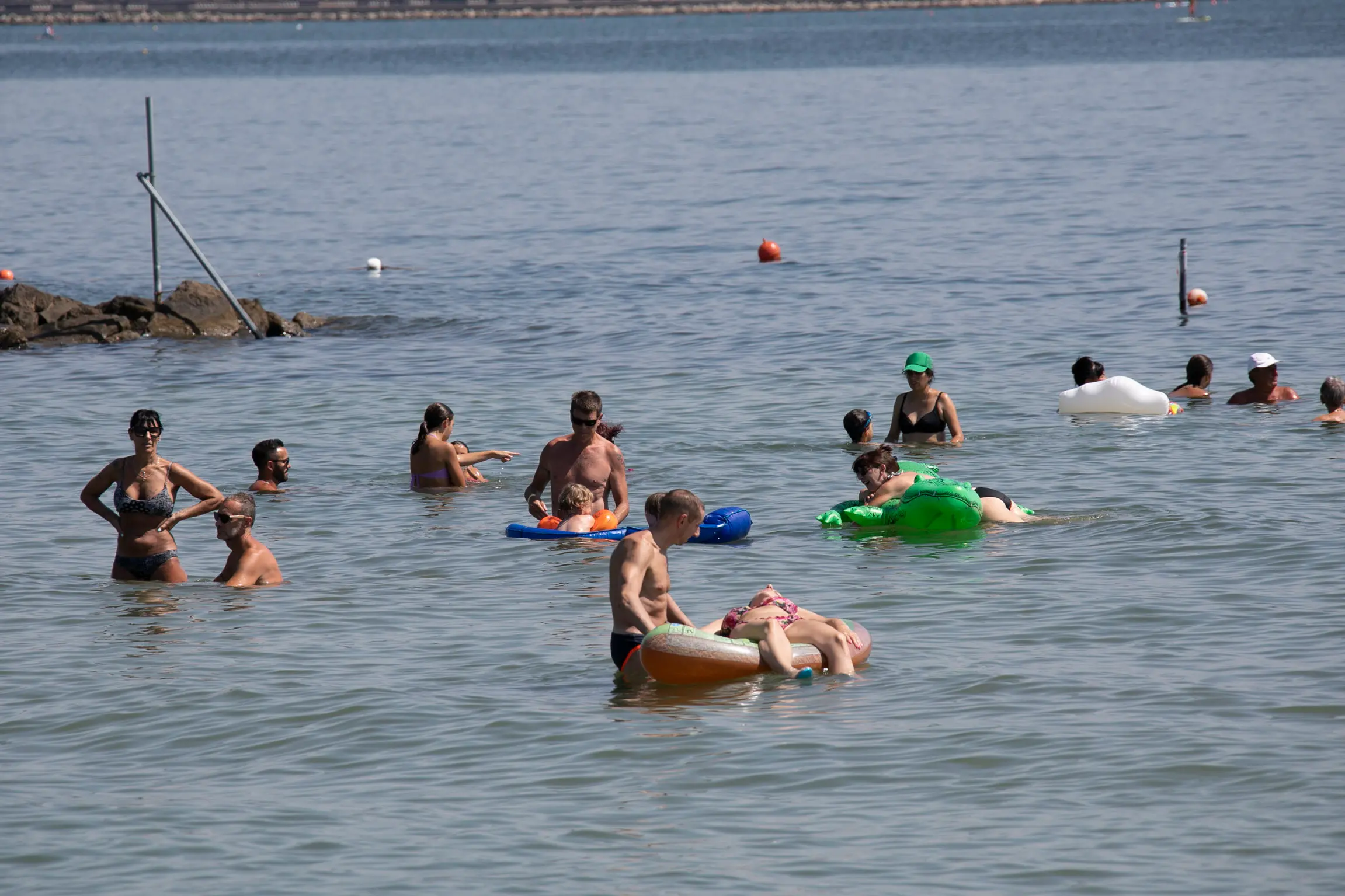 Stabilimenti balneari pieni a Marina Julia. In tanti, compresi turisti stranieri provenienti dalla Francia e dalla Germania, hanno deciso di trascorrere la giornata di Ferragosto nel lido di Monfalcone. Fotoservizio di Katia Bonaventura