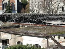 Lo stato pietoso e preoccupante in cui versa il tetto dell’ex deposito del tram (foto Bumbaca)