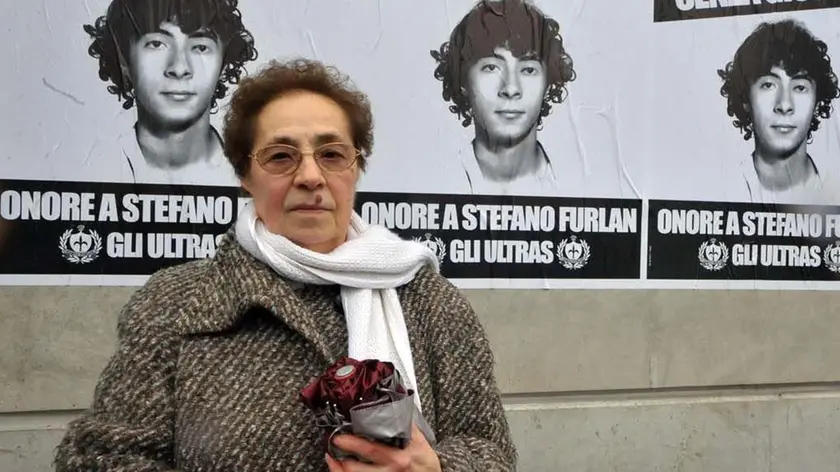 Renata Furlan da poco scomparsa con alle spalle un manifesto con l’immagine del figlio Stefano Foto Lasorte