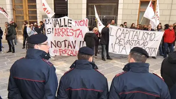 Foto BRUNI TRieste 29.02.12 I NO-TAV MANIFESTANO IN PIAZZA CONTRO L'ARRIVO DI MORETTI AL REVOLTELLA