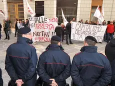 Foto BRUNI TRieste 29.02.12 I NO-TAV MANIFESTANO IN PIAZZA CONTRO L'ARRIVO DI MORETTI AL REVOLTELLA