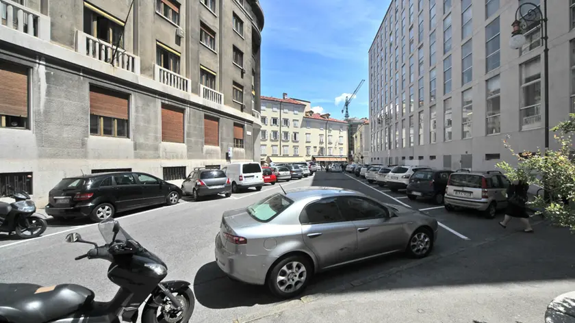 Largo Granatieri ormai a parcheggio libero (foto Lasorte)