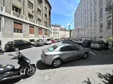 Largo Granatieri ormai a parcheggio libero (foto Lasorte)