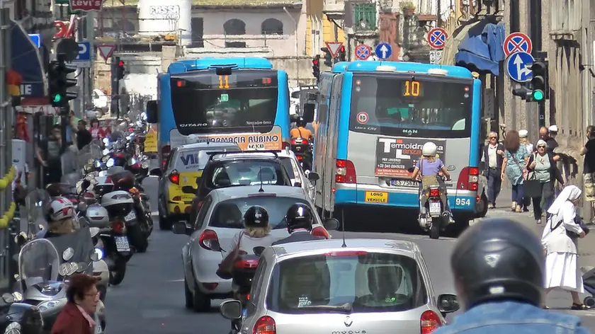 Bus deviati in via Valdirivo dopo la chiusura al traffico di via Mazzini