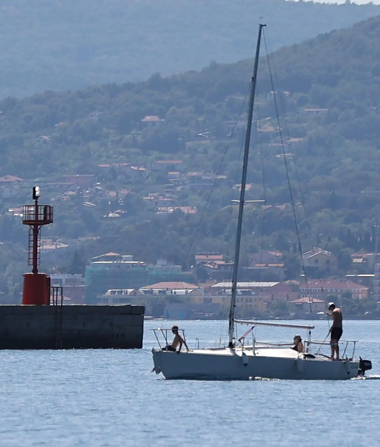 Una barca a vela uscita dal porto di Muggia