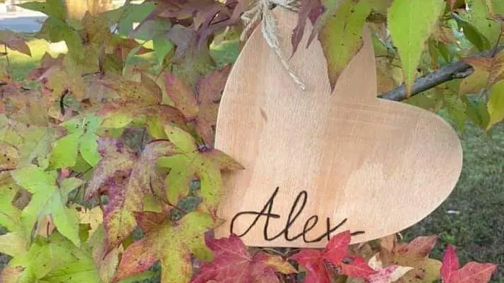 Il cuore in legno appeso all’albero dedicato ad Alex Muraro