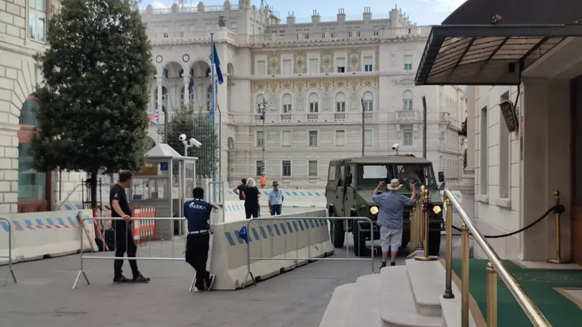 Il set allestito in piazza Unità (Lasorte)