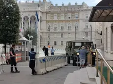 Il set allestito in piazza Unità (Lasorte)