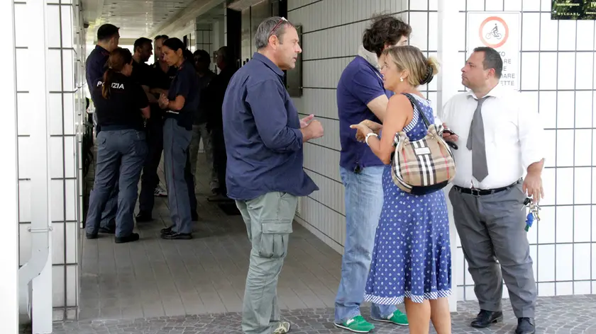 Claudia Zarcone, la gioielliera, parla con i poliziotti (foto Bonaventura)