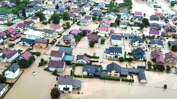 La cittadina di Kiseljak finita sott’acqua, un’immagine di devastazione foto da Facebook