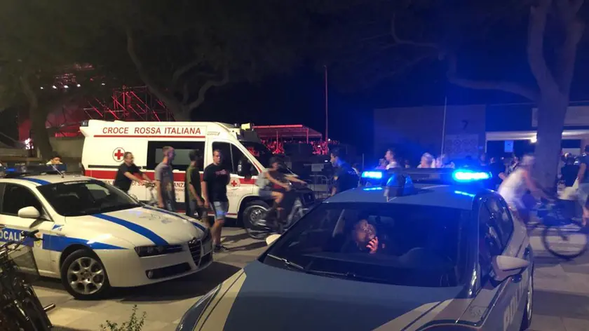 Spray urticante è stato spruzzato questa sera per un paio di volte tra il pubblico che assisteva al concerto di Salmo, il quale per due volte ha interrotto la serata, Lignano Sabbiadoro, 12 agosto 2019. Ad essere raggiunti dalla sostanza urticante sono stati alcuni ragazzi; due giovani in particolare sono state medicate dai sanitari sul posto. Il concerto poi è ripreso e sta proseguendo regolarmente. ANSA/LORENZO PADOVAN