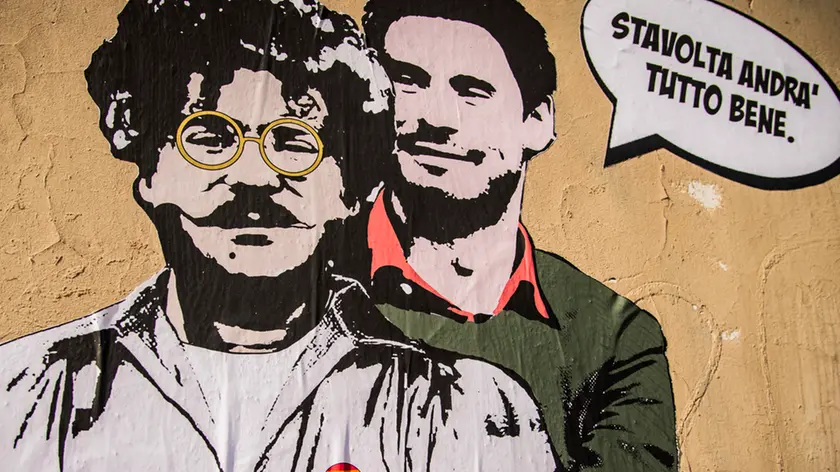 Il murales comparso a Roma vicino all’ambasciata d’Egitto. Regeni con Patrick Zaki, da un anno in cella