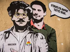 Il murales comparso a Roma vicino all’ambasciata d’Egitto. Regeni con Patrick Zaki, da un anno in cella