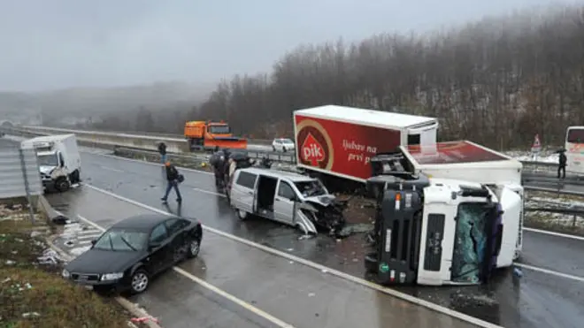Sveti Rok, 301113. Jutros oko 7h, kod tunela Krpani na autocesti A1 u smjeru Zagreba, dogodila se teska prometna nesreca u kojoj je smrtno stradalo troje ljudi, a njih desetero je teze ozlijedjeno. U tijeku je policijski ocevid na mjestu nesrece. Na fotografiji: mjesto nesrece. Foto: Luka Gerlanc / CROPIX