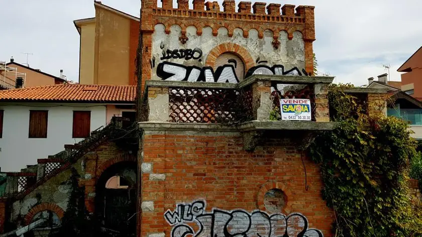 Il vecchio Castelletto di Grado (archivio): la zona attorno attende un rilancio