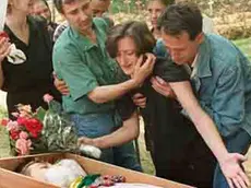 Il pianto di una madre peril figlio ucciso dai cecchini a Sarajevo in una foto senza data. ANSA