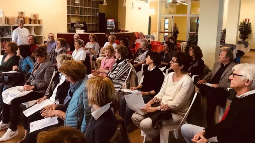 Una delle conferenze dell’associazione Lunga vita attiva alla piscina Bianchi.