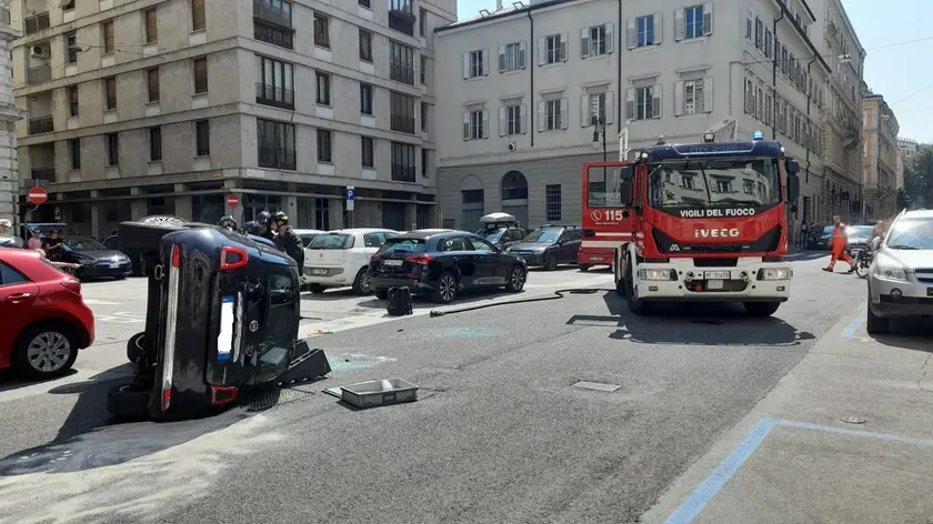 L'auto cappottata in piazza Giotti
