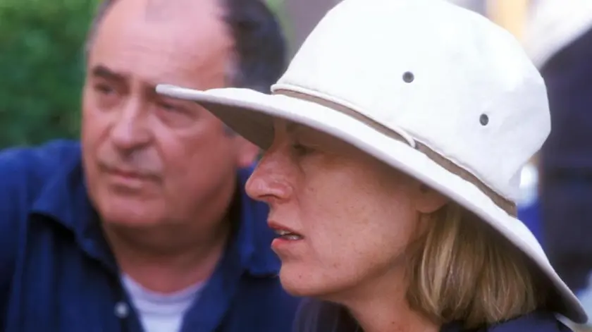2001 Lucca, Bernardo Brtolucci sul set del film Il trionfo dell'amore diretto dalla moglie Clare Peploe (nella foto)