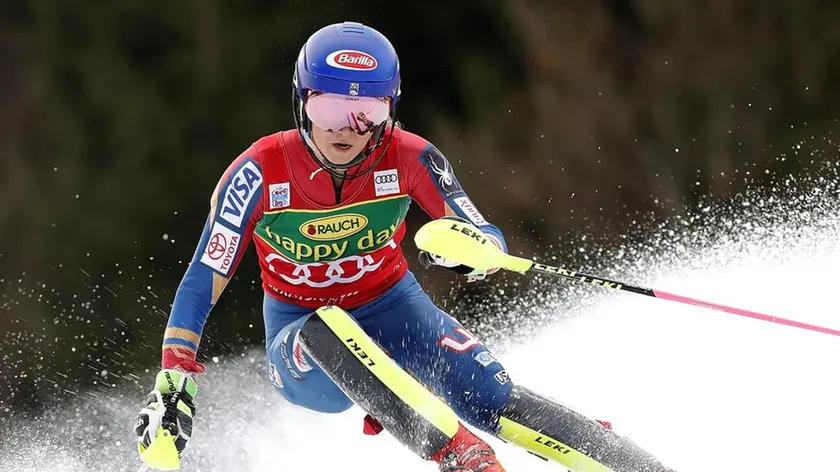 epa06422284 Mikaela Shiffrin of USA cuts past a gate during the first run of Alpine Ski World Cup's Slalom Women in Kranjska Gora, Slovenia, 07 January 2018. EPA/ANTONIO BAT