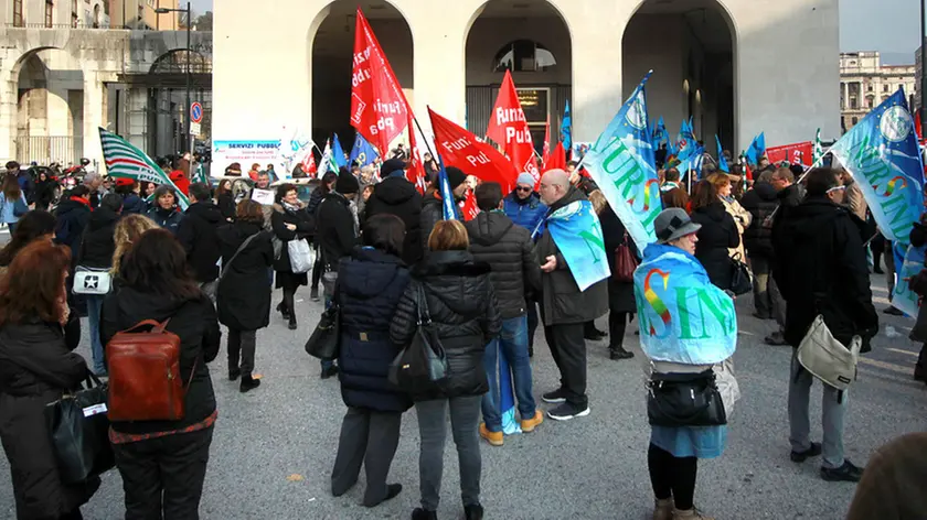 Un presidio dei lavoratori del comparto unico organizzato sotto il consiglio regionale