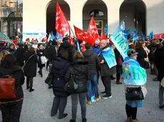 Un presidio dei lavoratori del comparto unico organizzato sotto il consiglio regionale