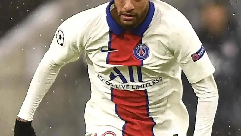 epa09121383 PSG's Neymar (C) in action against Bayern's David Alaba (L) and Bayern's Joshua Kimmich (R) during the UEFA Champions League quarterfinal, 1st leg soccer match between FC Bayern Muenchen and Paris Saint-Germain in Munich, Germany, 07 April 2021. EPA/LUKAS BARTH-TUTTAS