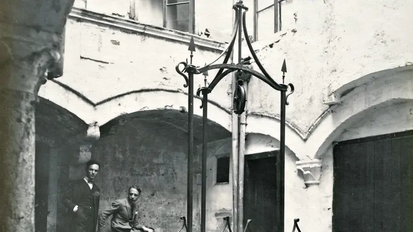 Cortile con vera di pozzo a Zara nel libro “Istria e Zara, le immagini dell’archivio fototeca di Antonio Morassi, all’Università Ca’ Foscari”