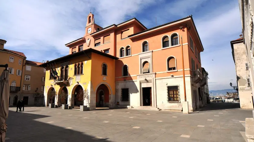 La piazza con il municipio di Muggia