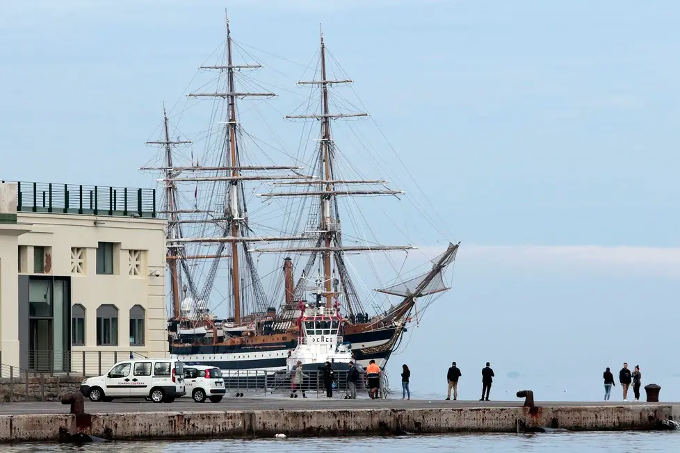 Silvano Trieste 2018-10-08 L'arrivo di Nave Vespucci