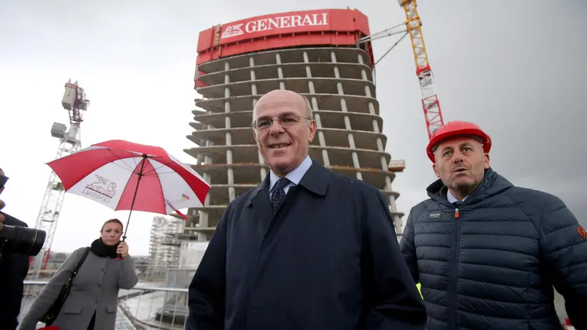 Mario Greco davanti alla torre in costruzione
