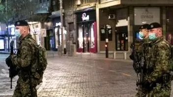 Militari serbi mentre pattugliano il centro di Belgrado durante il coprifuoco (rtvslo.si)