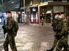 Militari serbi mentre pattugliano il centro di Belgrado durante il coprifuoco (rtvslo.si)