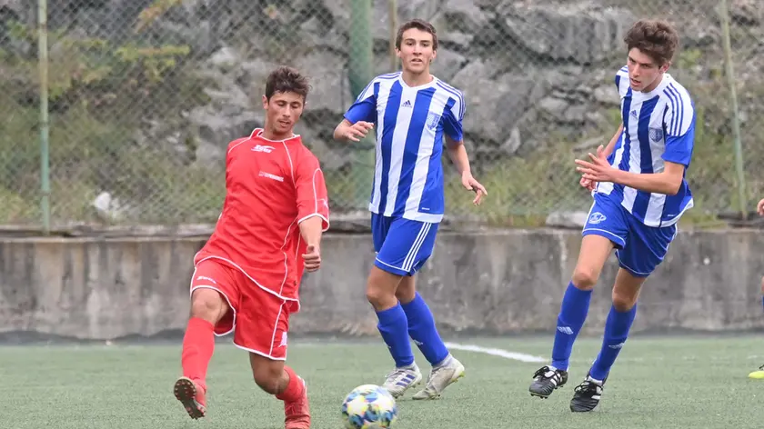 Giocatori del Chiarbola Ponziana (in maglia biancoblù) durante il match col Primorec