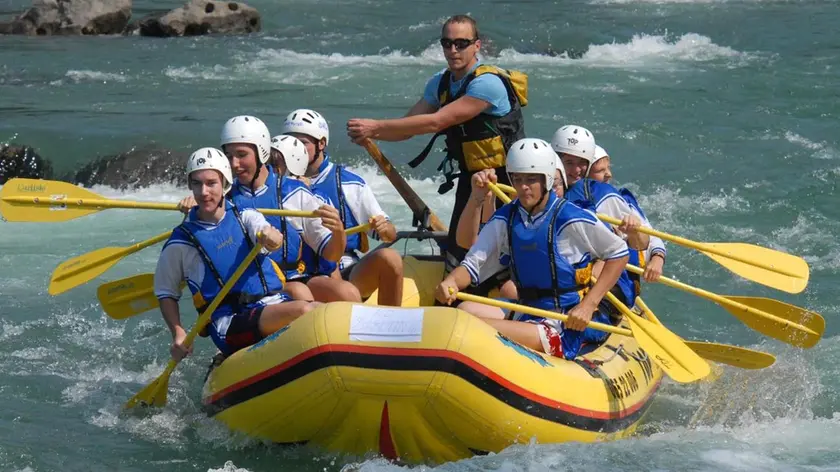 Equipaggi a bordo dei kayak lanciati nelle acque dell’Isonzo in occasione dell’edizione 2023 della Regata senza confini.