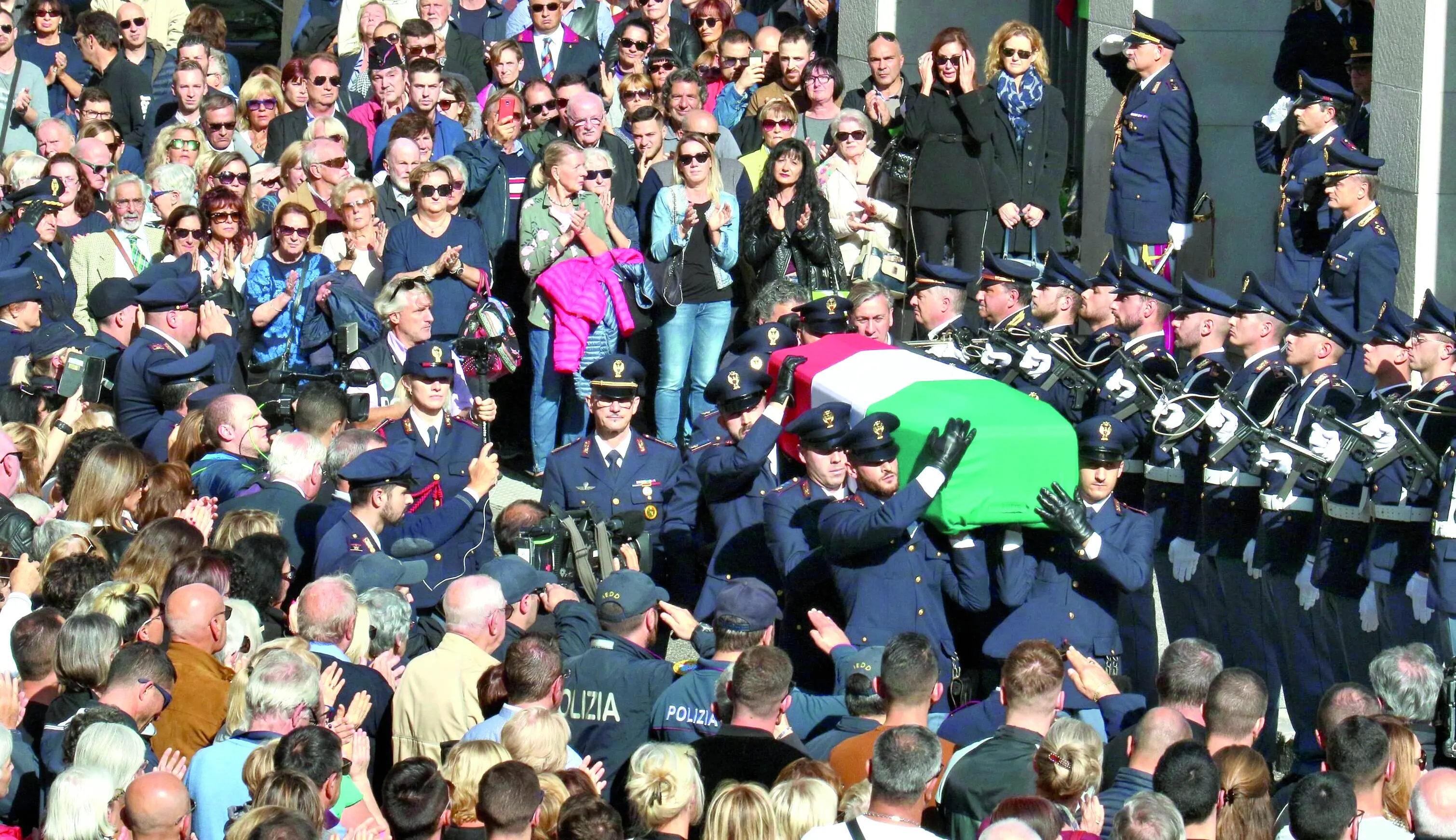 I feretri degli agenti Pierluigi Rotta e Matteo Demenego, uccisi durante una sparatoria nella questura di Trieste, all'arrivo alla chiesa di S.Antonio Taumaturgo per i funerali, Trieste, 16 ottobre 2019. ANSA / ANDREA LASORTE