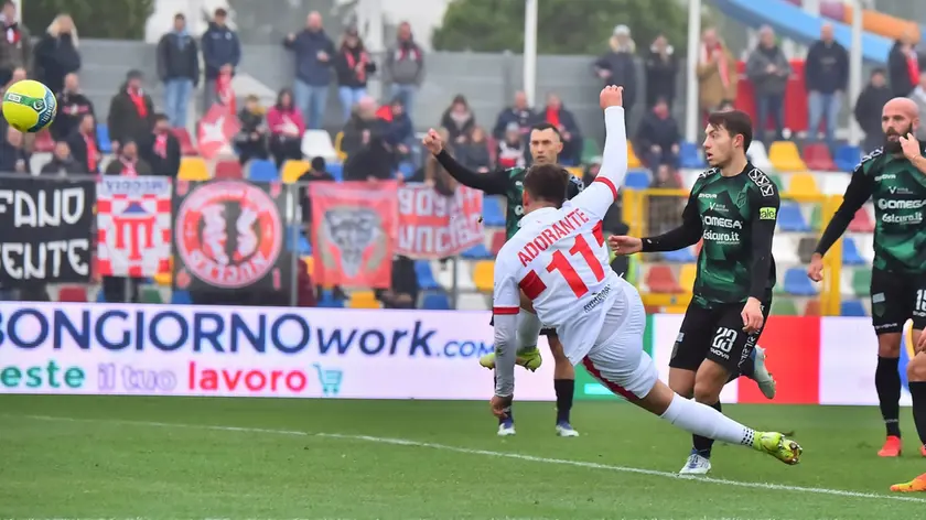 Un'azione di Pordenone-Triestina (foto Petrussi)