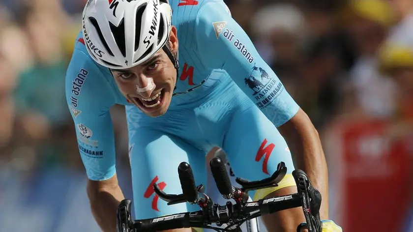 epa05435221 Astana Pro team rider Fabio Aru of Italy crosses the finish line of the 18th stage of the 103rd edition of the Tour de France cycling race, an individual time trial over 17Km between Sallanches and Megeve, France, 21 July 2016. EPA/YOAN VALAT