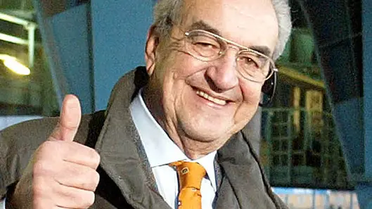 20091014 - ROMA - SPO - PIZZUL E' MORTO, MA E' UNA BUFALA E LUI GIOCA A SCOPA. Un'immagine di archivio datata 22 gennaio 2005, mostra il telecronista sportivo Bruno Pizzul sorridente al suo ritorno come telecronista per "La7" in tribuna allo stadio "Dall'Ara" di Bologna. La bufala corre sul web, almeno quella della morte del mitico telecronista Bruno Pizzul, 71 anni, nato a Udine l'8 marzo 1938 e morto - ma solo per alcuni siti Internet - il 14 ottobre 2009, anche se non si sa bene se a Milano (dove vive da anni), a Udine o a Cormons (Gorizia), dove trascorre gran parte del suo tempo libero. Per la Rete (e i suoi appassionati) non mancano i particolari (e' stato colpito da un infarto) e finanche i testimoni: una ragazza afferma addirittura di aver visto un'ambulanza fermarsi sotto la sua abitazione. ANSA/GIORGIO BENVENUTI/DRN
