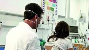 Un medico mentre visita una paziente