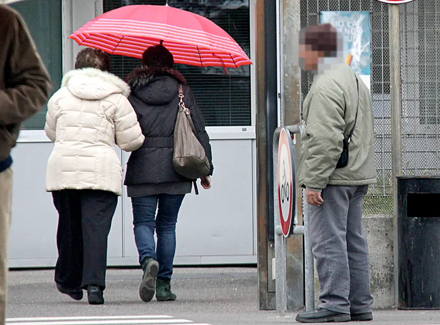 Mendicanti al "lavoro" all'ospedale San Polo (Foto Bonaventura)