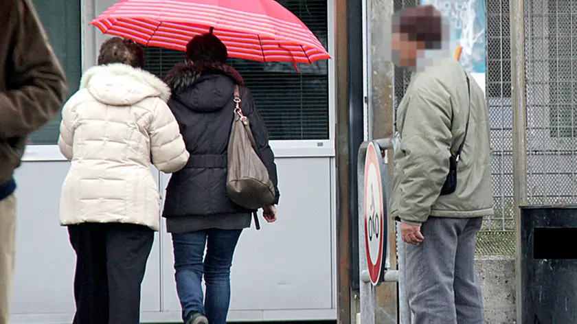 Mendicanti al "lavoro" all'ospedale San Polo (Foto Bonaventura)