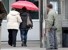 Mendicanti al "lavoro" all'ospedale San Polo (Foto Bonaventura)