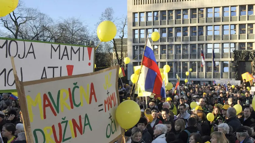 La protesta contro la legge il 3 marzo davanti al Parlamento di Lubiana