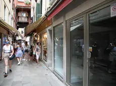 Venezia, 03.08.2021. San Marco, Mercerie. Nella foto:negozi chiusi e sfitti.