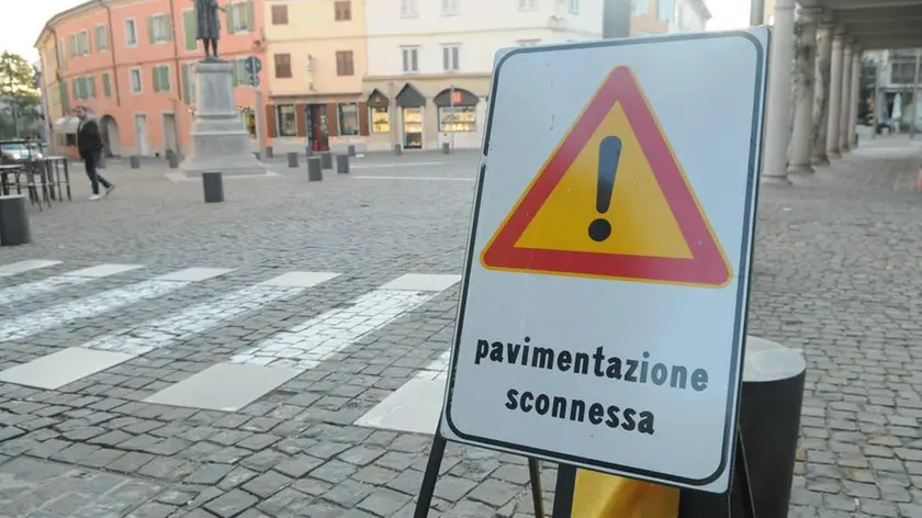 Bumbaca Gorizia 17.12.2011 Cormons, Piazza Libertà pavimentazone sconnessa - Fotografia di Pierluigi Bumbaca